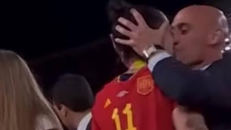 Fifa pune Rubiales por beijo não consentido em Jenni Hermoso