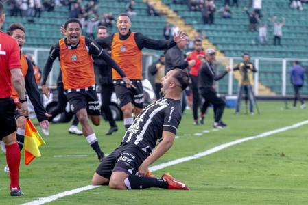 Rafinha Potiguar comemora primeiro gol com a camisa do Figueirense, diante do Confiança