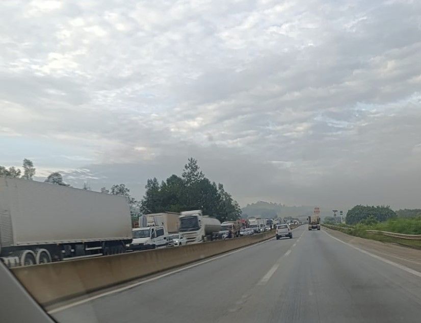 Batida entre carreta e micro-ônibus deixa três feridos na Fernão Dias, em MG