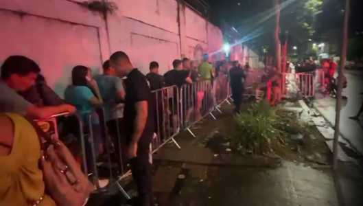Foto mostra fila no credenciamento para os ambulantes do Carnaval de BH