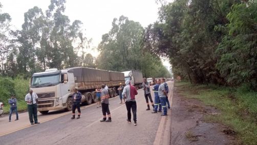 Fila de carros, caminhões e ônibus nesta manhã