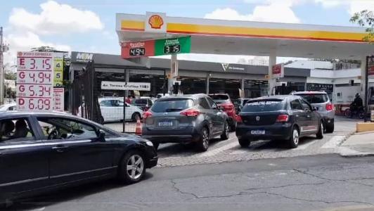 Fila em posto de combustível na Av. Teresa Cristina, região Oeste da capital