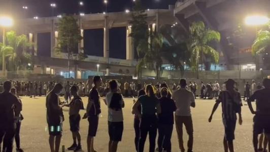 Fila enorme enfrentada por atleticanos no Maracanã