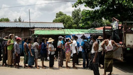 Fila para distribuição de arroz em Mianmar, em 2022