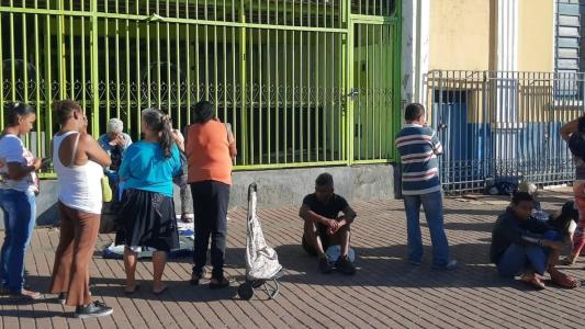 Fila para receber doação de peixes dobra o quarteirão