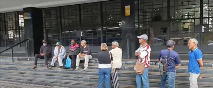 Fila na porta dos Correios no Centro de BH