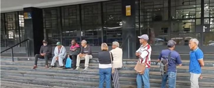 Fila na porta dos Correios no Centro de BH