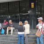 Fraude do INSS: 'Lesado há mais de 15 anos', diz aposentado na fila dos Correios em BH