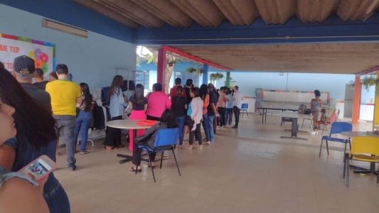 Filas na Escola Municipal Helena Antipoff no Barreiro