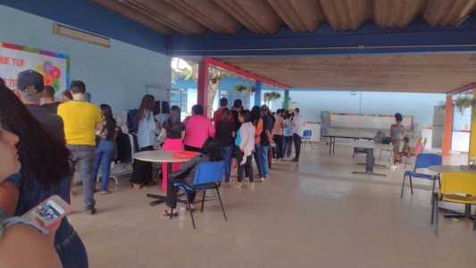 Filas na Escola Municipal Helena Antipoff no Barreiro