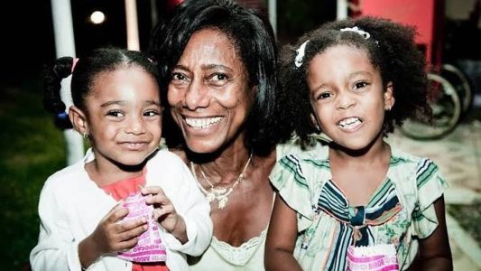 Filha de Glória Maria faz homenagem à mãe no dia em que ela completaria 74 anos