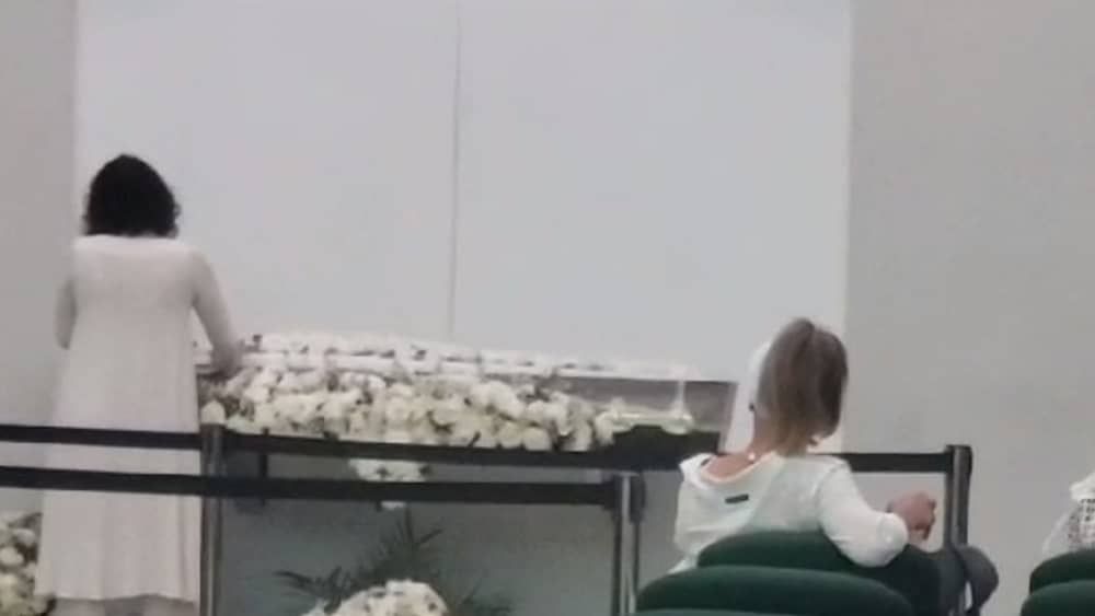 Vídeo mostra filha única de Elizangela acariciando o rosto da mãe em despedida no Rio