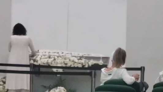 Filha se despede da mãe