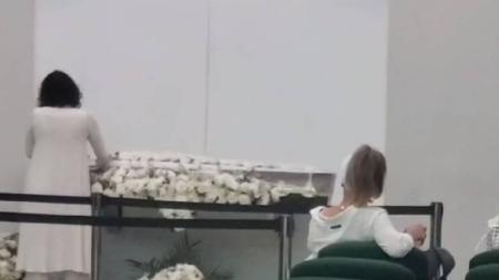 Filha se despede da mãe