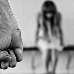 Adolescente em cárcere foge e relata à diretora de escola sofrer abuso sexual do pai