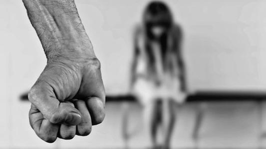 Filha seria abusada pelo pai e mantida em cárcere junto ao irmão
