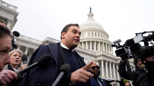 Filho de brasleiros, George Santos foi casssado pelo Congresso dos EUA nesta sexta (1º)