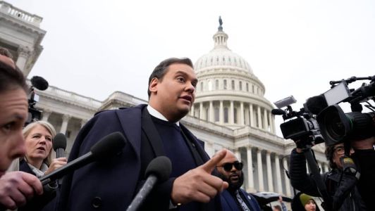 Filho de brasleiros, George Santos foi casssado pelo Congresso dos EUA nesta sexta (1º)