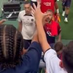 Filho de Kim Kardashian ganha camisa de Neymar após amistoso contra o Al-Nassr