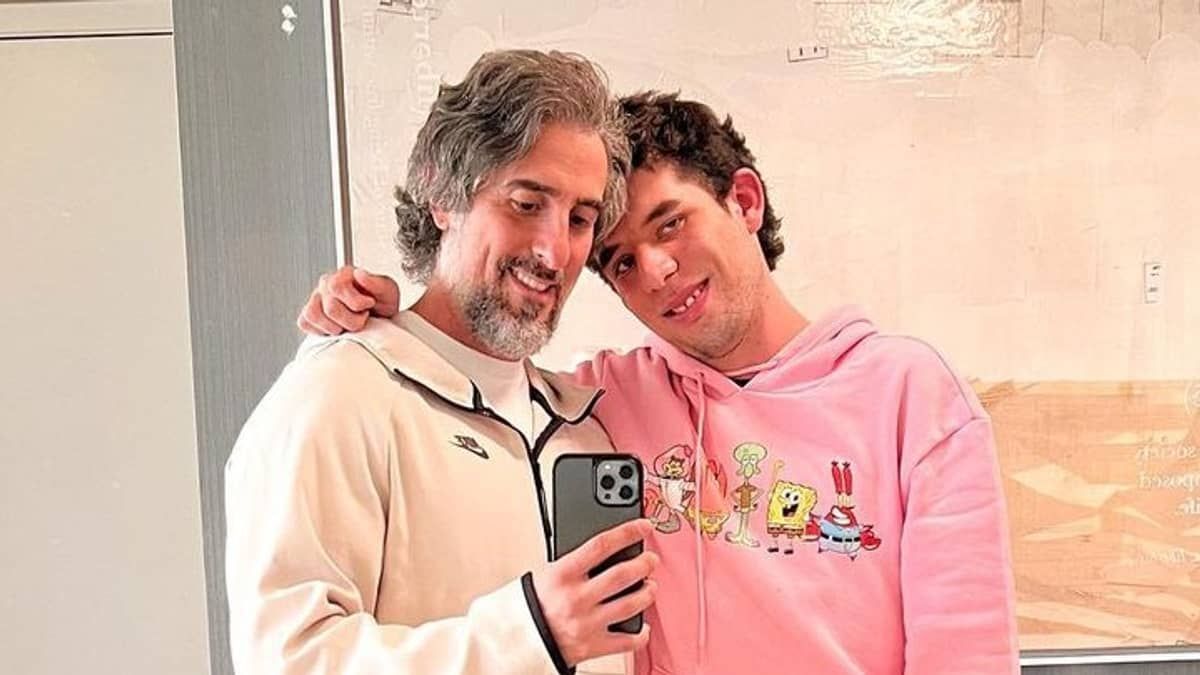 Romeo, filho de Marcos Mion, comemora 18 anos e recebe homenagem de cantor 