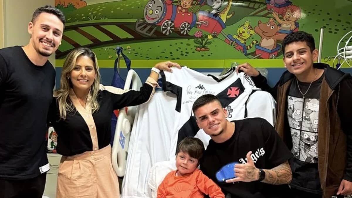 Jogador do Vasco visita criança que despertou do coma após 16 dias; assista ao vídeo