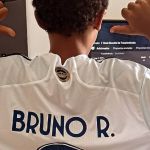 Bruno Rodrigues presenteia comentarista da Globo com camisa do Cruzeiro