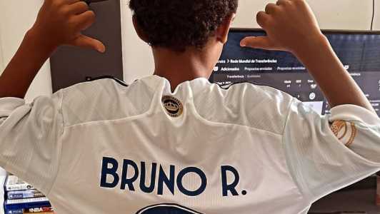 Filho do comentatista Grafite, da Globo, foi fotografado com a camisa do atacante do Cruzeiro