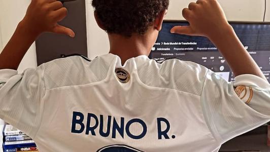 Filho do comentatista Grafite, da Globo, foi fotografado com a camisa do atacante do Cruzeiro