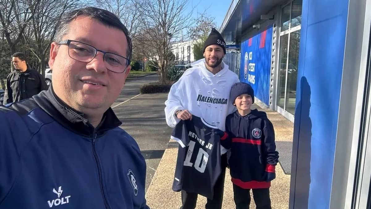 Baita presente: criança brasileira tira fotos com Neymar e Messi no dia do aniversário