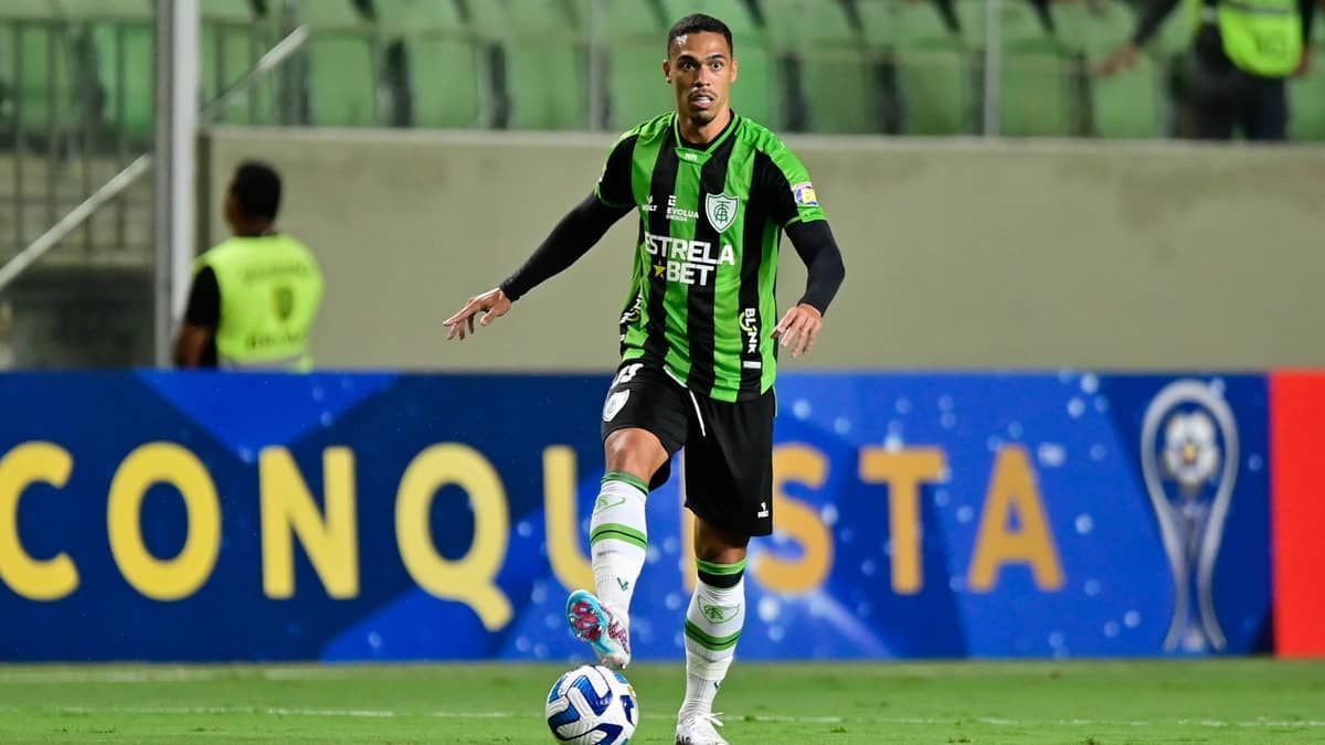 Filho de zagueiro do América é atingido por copo de cerveja no Mineirão