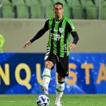 Filho de zagueiro do América é atingido por copo de cerveja no Mineirão