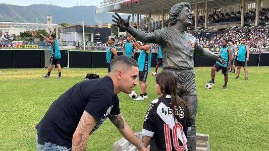 Filho e neta de Roberto Dinamite, Rodrigo e a Valentina prestaram homenagem na estátua do ídolo vascaíno
