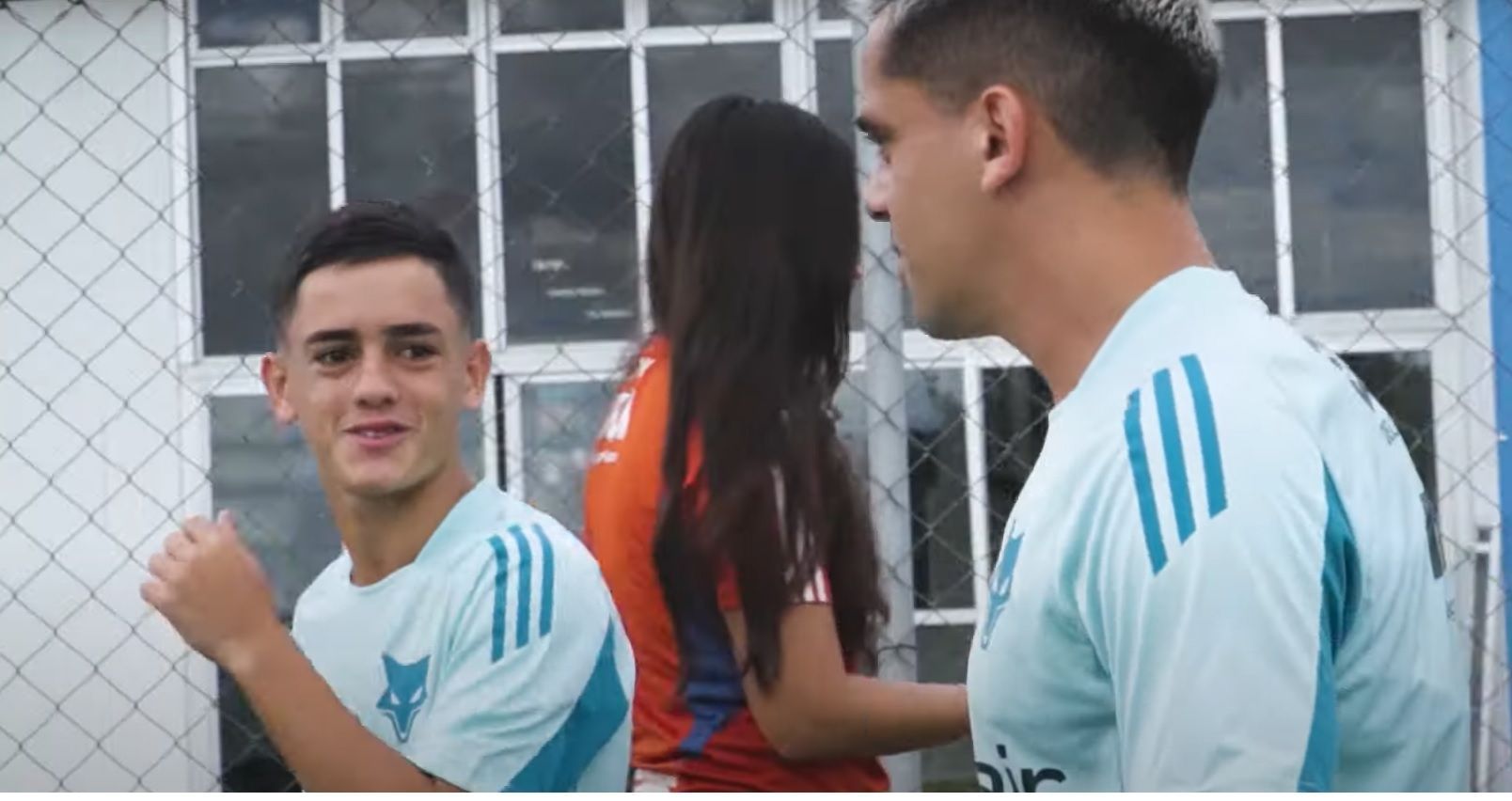 Com uniforme de treino do Cruzeiro, filho de Fagner aparece na Toca da Raposa II