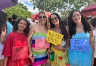 Folionas se fantasiam de filhos de Zé Felipe e de Virgínia para bloco do cantor em BH