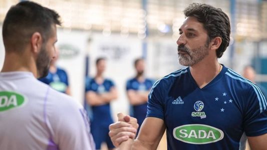 Filipe cumprimenta líbero Alê Elias, novidade do Cruzeiro para a próxima temporada
