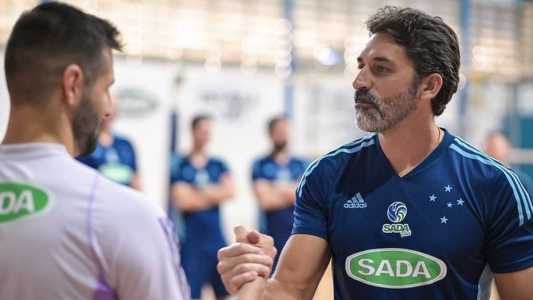 Filipe cumprimenta líbero Alê Elias, novidade do Cruzeiro para a próxima temporada