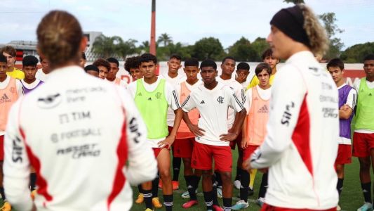 Filipe Luís, à esquerda, e David Luiz em papo com jovens da base do Flamengo