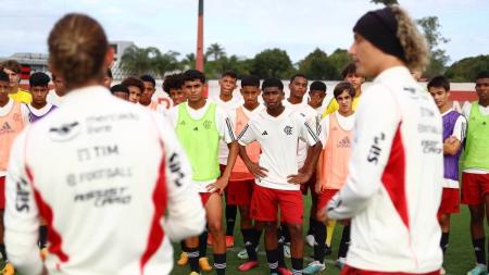 Filipe Luís, à esquerda, e David Luiz em papo com jovens da base do Flamengo
