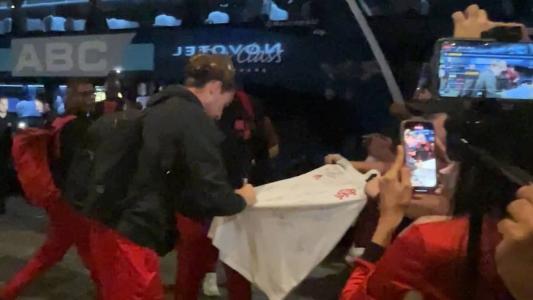 Filipe Luís atende torcedores do Flamengo em Belo Horizonte