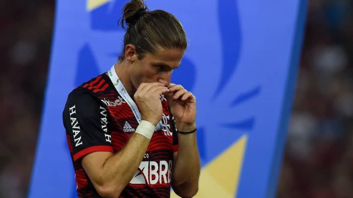 Filipe Luís beijando a medalha de campeão da Copa do Brasil em 2022