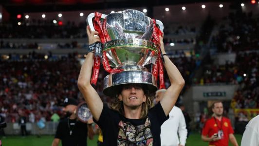 Filipe Luís com a taça da Copa do Brasil de 2022, no Maracanã