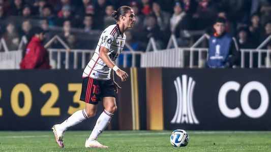 Filipe Luís, do Flamengo, em ação contra o Ñublense, no Chile