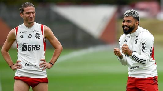 Filipe Luís e Gabigol durante atividade do Flamengo na véspera do jogo com o Bahia