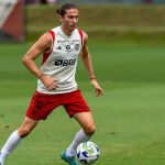 Filipe Luís sofre lesão e desfalca o Flamengo contra o Athletico