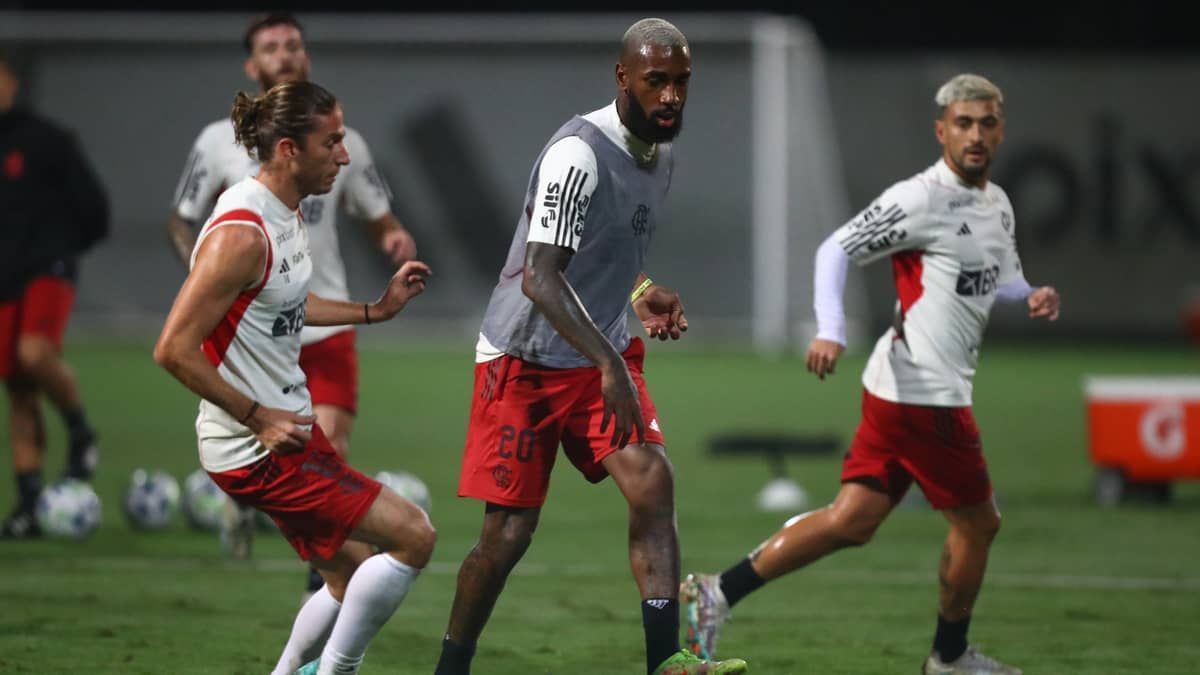 Confira imagens do treino noturno realizado pelo Flamengo no Ninho