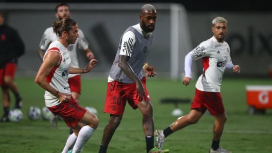 Filipe Luís, Gerson e Arrascaeta durante atividade noturna no Ninho do Urubu