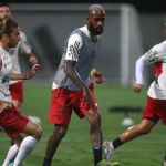 Confira imagens do treino noturno realizado pelo Flamengo no Ninho