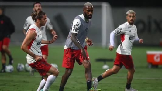 Filipe Luís, Gerson e Arrascaeta durante atividade noturna no Ninho do Urubu