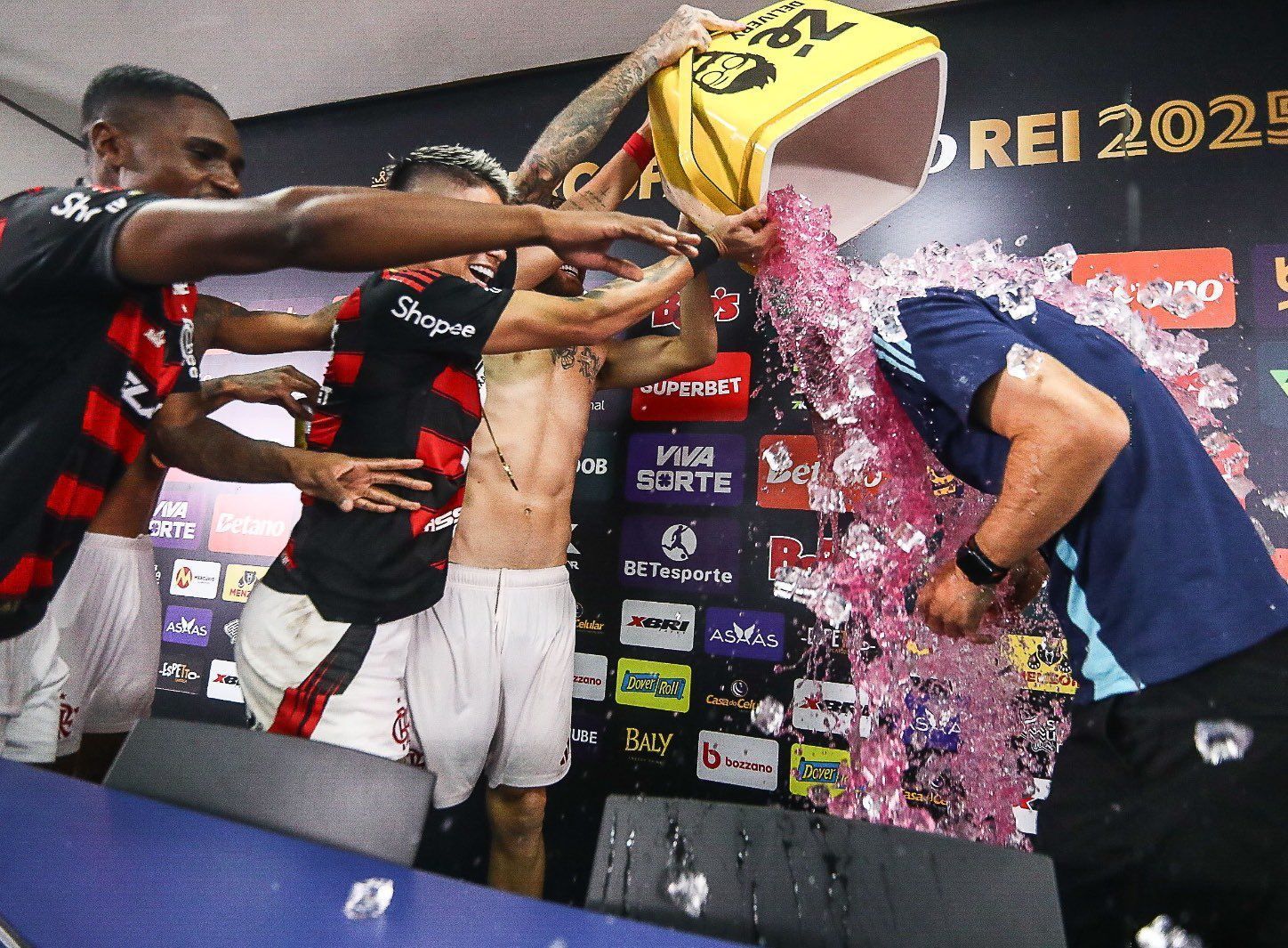 Mais títulos do que derrotas: Filipe Luís repete feito de Jorge Jesus no Flamengo
