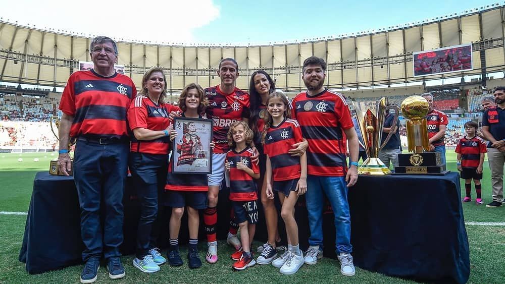 Filipe Luís e Rodrigo Caio recebem homenagem do Flamengo no Maracanã